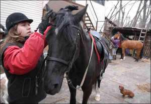14-летняя Уляна Савенко покупает абонемент на конные прогулки. Платит 350 гривен в месяц