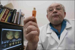 Юрий Кузенко, врач-эндоскопист Украинско-немецкого гастроцентра ”БІК-Київ ”, показывает видеокапсулу в половине футляра, с помощью которой обследуют тонкий кишечник