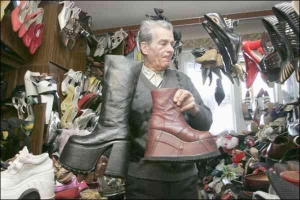 Дмитро Бельченко показує чоботи на платформі, які були модні в 70-х роках