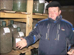 Володимир Фіалковський, помічник лісничого Руськополянського лісництва Черкаської області, показує стелажі, де зберігають насіння сосни звичайної