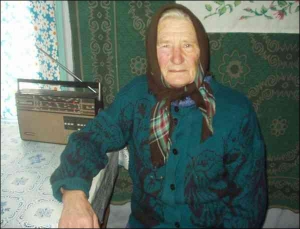 Ганна Швед із села Долина Млинівського району Рівненщини колись працювала телефоністкою на німецькій пошті. Нині бабця слухає новини радіостанції ”Німецька хвиля” по старому радянському приймачеві ”Океан”
