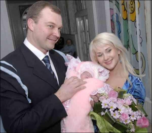 Катя Бужинська з донькою Оленою і чоловіком Володимиром Ростуновим у київському пологовому будинку №5. 17 лютого 2007 року