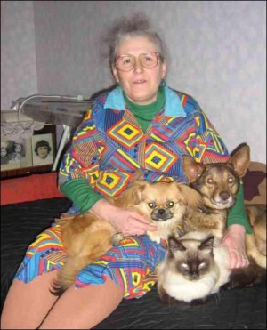 У квартирі з Надією Сердюк і її двома онучками живуть пекінес Масяня, дворняжка Каштанчик і кішка Кіті