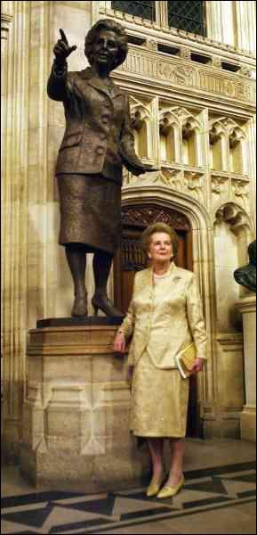 Бывший премьер-министр Великобритании Маргарет Тэтчер позирует возле собственного монумента в здании парламента в Лондоне. Она стала первой главой правительства, которому поставили памятник при жизни