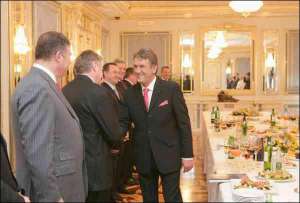 Виктор Ющенко принимает поздравления на фуршете в Секретариате президента в прошлую пятницу