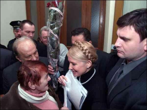 Після шестигодинної наради в кабінеті міського голови Львова Юлія Тимошенко вийшла до людей у коридор ратуші. Охоронці ледве стримали навалу прохачів