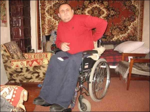 Инвалид из райцентра Заставное Черновицкой области Иван Луник в квартире, которую ему временно предоставили знакомые