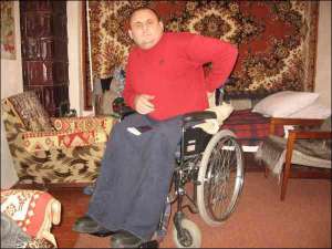 Инвалид из райцентра Заставное Черновицкой области Иван Луник в квартире, которую ему временно предоставили знакомые