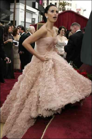 Испанской актрисе Пенелопе Крус ”Оскара” за лучшую женскую роль не дали. Но ее розовое платье от Валентино было одним из красивейших на церемонии