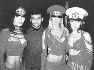 Олександр Жеребко з дівчатами з гурту ”ВІА Гра”