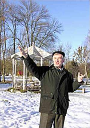 В Центральном парке Луцка Владимир Тарасенко мысленно вызывает ветер и тучи
