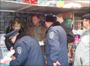 Працівники міліції прийшли на вул. Фединця в Ужгороді виселяти підприємців із закритого ринку