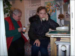 Елена Доргобед с внучкой Настей в каптёрке дома на столичной Троещине, где женщина работает консьержкой