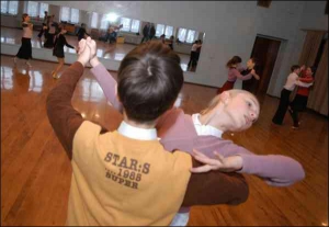 10-летняя Анастасия Кобылянская и 11-летний Богдан Ларионов занимаются бальными танцами пять лет. В столичном клубе ”Спорт-данс” на проспекте Победы, 38 они вместе танцуют год. В месяц платят по 100 гривен — столько стоит абонемент