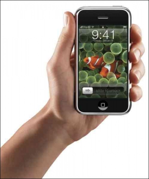 В Соединенных Штатах новый телефон ”айФон” от компании ”Эпл” начнут продавать в июне 2007-го. В Европе он появится в конце года. Мобилка с 4 гигабайтами памяти будет стоить 499 долларов, с 8 гигабайтами — 599