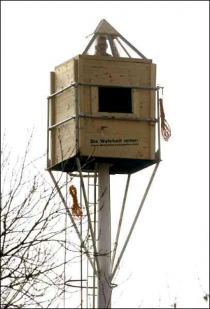 Житель немецкого поселка Вербен поселился в деревянном ящике на 22-метровой вышке. Он не согласен сидеть 15 месяцев в тюрьме за мошенничество
