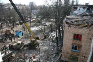 Спасатели разбирают обломки после взрыва газа в пятиэтажке в Кривом Роге на Днепропетровщине. Четыре квартиры были разрушены полностью, еще шесть — повреждены
