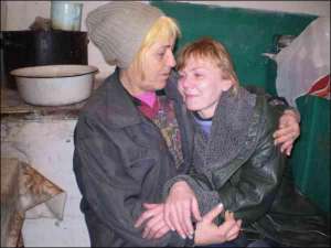 Валентина Сауткіна зустрілася зі своєю донькою Альоною Подгорець у Тернопільській жіночій колонії. Розпізнали вони одна одну, коли — знайомлячись — назвали свої прізвища