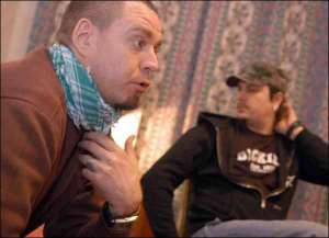 Білоруські музиканти Сергій Міхалок (ліворуч) і Павло Булатніков жили в Києві в одному номері готелю ”Україна”
