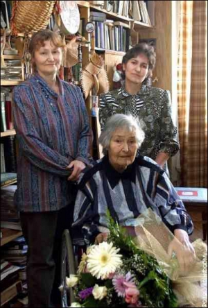 Тетяна Яблонська у своїй квартирі з доньками Оленою (ліворуч) і Гаяне