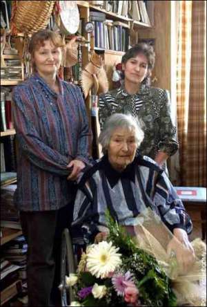 Татьяна Яблонская в своей квартире с дочерьми Еленой (слево) и Гаянэ