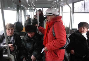 Контролер Ирина Бакшиева показывает пассажирам пластиковые удостоверения нового образца