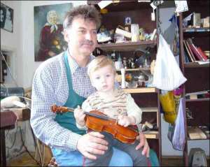 Закарпатец Сергей Голубокий со своим сыном Сергеем и собственноручно сделанной виолончелью