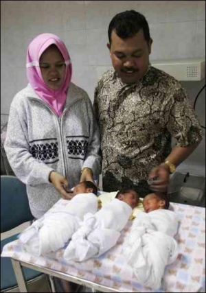 Трійню народила друга дружина індонезійця Дармі Алі, 29-річна Маріаті, у пологовому будинку міста Банда Асех. Під час цунамі 2004 року в чоловіка загинули перша дружина та три доньки