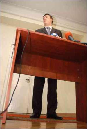 Лидер фракции ”Наша Украина” Вячеслав Кириленко дал пресс-конференцию прямо в коридоре