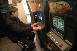 Киянин Олександр Дарниченко, 22 роки, залишився без друзів через свою пристрасть до гральних автоматів. Хлопець часто позичає у них гроші, однак рідко повертає, бо не виграє
