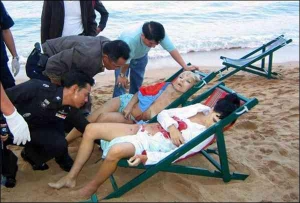 Таиландские стражи порядка осматривают тела российских туристок 30-летней Татьяны Цимфер и 25-летней Любови Свирковой. Обеих женщин застрелили на пляже курорта Патайя