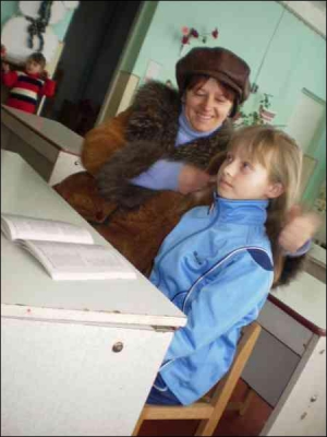 Галя Федорив с матерью в помещении первого класса, где Оксана Николаевна работает воспитательницей