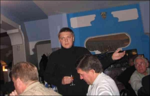Андрій Полунін (стоїть) під час минулорічної зустрічі колишніх футболістів дніпропетровського ”Дніпра”