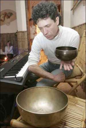 Дмитрий Красноухов играет импровизации для посетителей ”Чайного клуба” на Дружбы народов в Киеве. На концерте он использует медные чаши из Непала и синтезатор