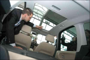 Спеціалість з продажу авто Олександр Сурсяков демонструє салон ”Румстерс” зі складеними задніми сидіннями