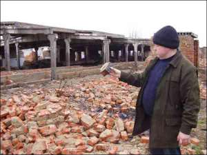 Депутат села Тахтаулове під Полтавою Володимир Зайцев показує, що зосталося від тваринницького комплексу
