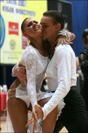 Пара виконує латиноамериканський танець під час XVII Міжнародних змагань зі спортивного танцю ”Парад надій-2007”, які відбулися у столичному Палаці спорту