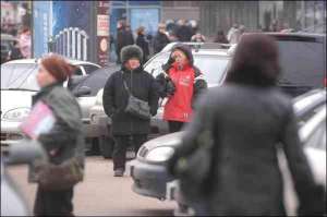 Вторник, 6 марта, 10.00, возле универмага ”Украина”. В центре фото — две женщины-менялы