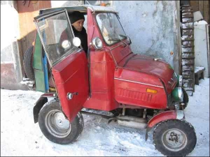 Роман Мандзій у селищі Козова Тернопільської області на батьківському обійсті показує зроблену ним машину, яку називає міні-джипом. Авто розганяється до 50 кілометрів на годину й ”бере” 2,5 літра бензину