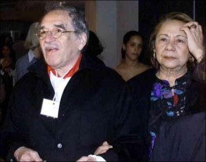 Колумбийский писатель Габриель Гарсия Маркес  вместе с женой Мерседес пришли на открытие 25-го фестиваля кино в столице Кубы городе Гаване в декабре 2003 года