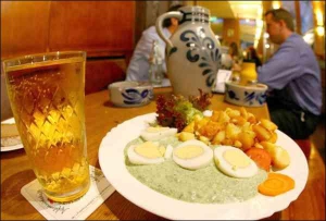Жареный картофель, вареные яйца в соусе из шпината и бокал сидра подают в баре немецкого города Франкфурт во время Кубка мира из футбола. В немецкой кухне традиционно используют много зелени — салат, спаржу, шпинат. Из последнего готовят соусы к мясу и ры