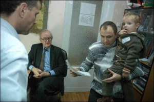 Британський нейрохірург Генрі Марш (у центрі) разом з українським колегою Андрієм Мизаком із Міжнародного центру нейрохірургії консультують родину киян. Завдяки підібраним лікам хворий на епілепсію хлопчик почав нормально спати