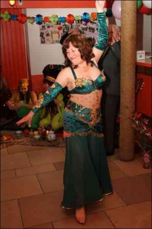 Татьяна Султанов танцует танец живота