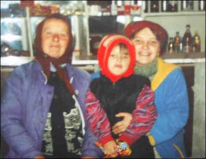 Вера Павленко (слева) вместе с кретницей Светланой Бондаренко (справа) и ее дочкой Мариной в магазине в селе Рокитное на Ровенщине. В этом помещении 23 февраля 2007 года крестница убьет бабу Веру 