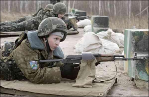 Військовослужбовці-жінки з 13-го батальйону 95-ї окремої аеромобільної бригади тренуються на стрільбищі на полігоні у Житомирі