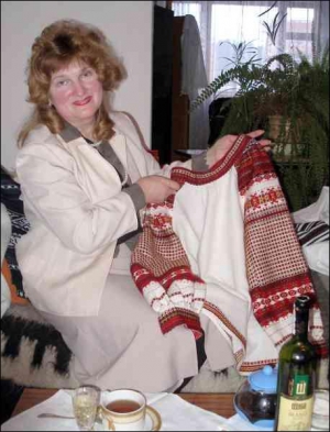 У своїй майстерні Дарія Приймак із селища Рудно, що біля Львова, показує ткану весільну сукню ”Білий лебідь кохання”. Її вона пошила для доньки на весілля. Лляна весільна сукня буде зовсім непрактична