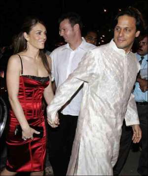 Модель Елізабет Херлі та її чоловік бізнесмен Арун Найара на званій вечірці в Мумбаї, Індія