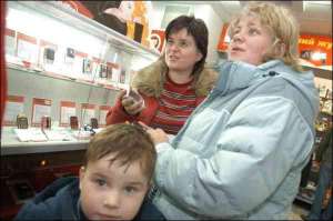 32-летняя Светлана Нестеренко (в центре) и 27-летняя Елена Селивончик (справа) выбирают мобильный телефон в ”вумен-зоне” гипермаркета ”City.com” на столичной Петровке. Светлана несколько месяцев присматривалась к ”Нокии 6131”. В ”City.com” она на 25 грн д