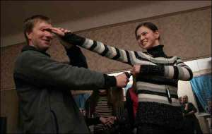 Инструктор по айкибудо Андрей Смирнов показывает прием самозащиты студентке Алине Деньковой