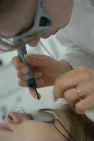 Консультант кабінету естетичної косметології медичного центру Олеся Бондаренко радить кілька днів змащувати шкіру над бровами зволожуючим кремом